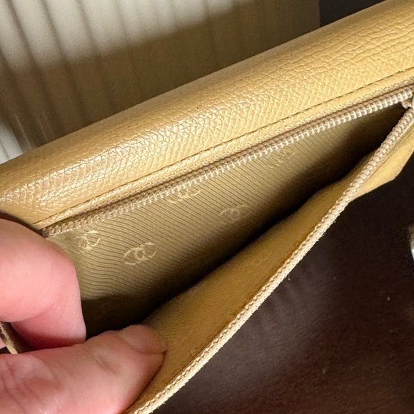 CHANEL compact wallet with detachable keychain - Picture 6 of 9